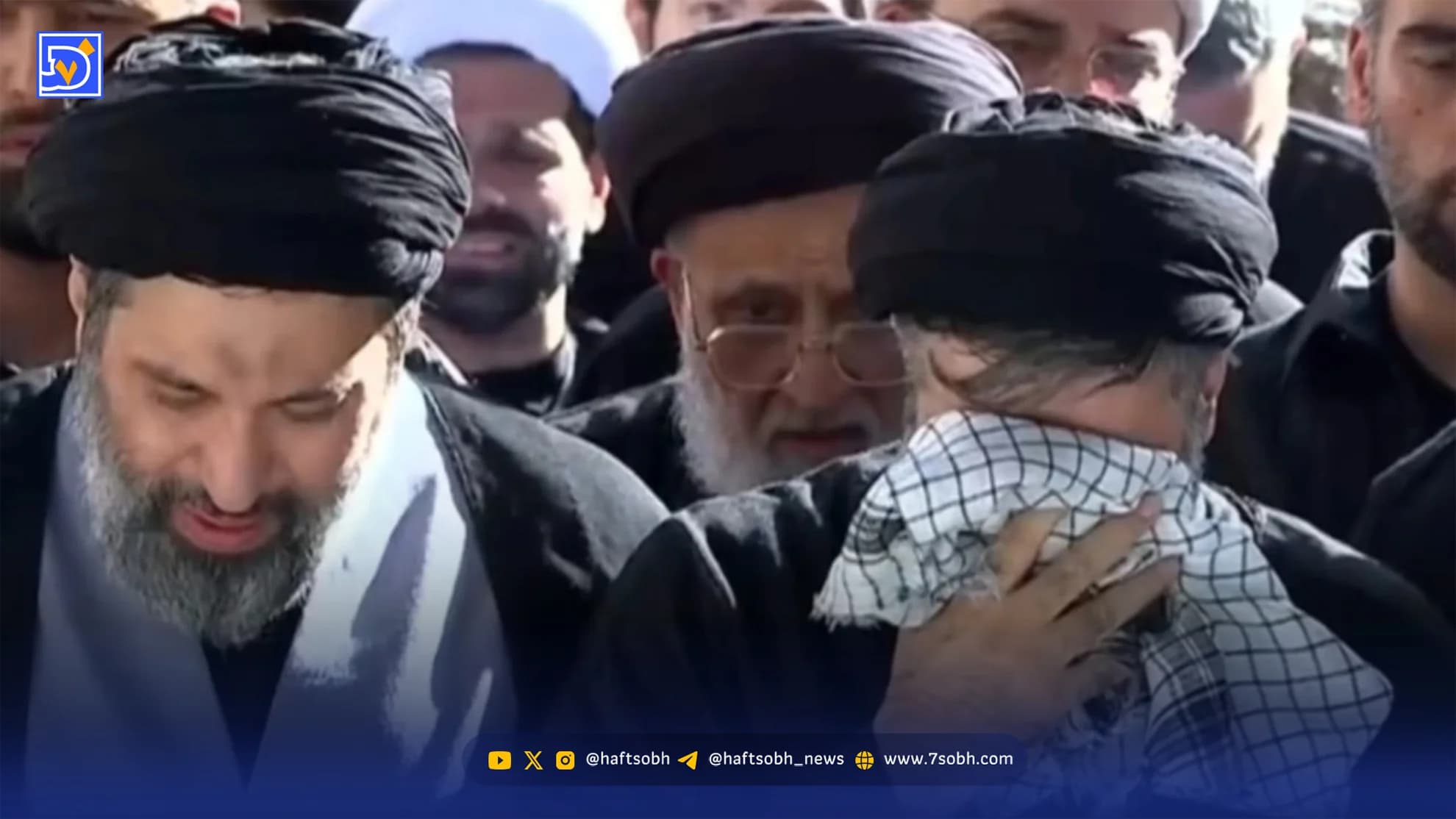 گریه فرزندان رهبر شهید انقلاب هنگام انتقال پیکر آیت الله خامنهای