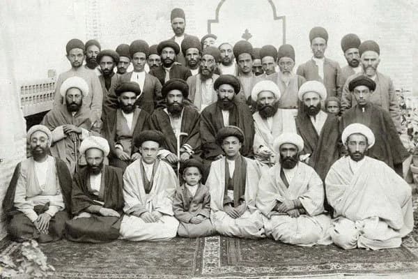 عکس| سفر به ایران قدیم؛ روحانی ایرانی با دستها و ریش حناگذاشته شده؛ 105 سال قبل